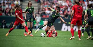 Im Pokalfinale 2024 spielt Oberdorf für die Wolfsburgerinnen gegen ihren neuen Arbeitgeber FC Bayern ganz groß auf., © Fabian Strauch/dpa