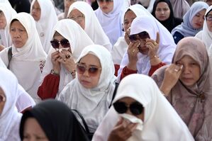 Frauen in Trauer um die vielen toten des verheerenden Tsunamis.  , © Reza Saifullah/AP/dpa