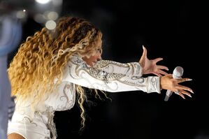 Beyoncé begeisterte Zuschauer mit einem spektakulären Auftritt., © David J. Phillip/AP/dpa