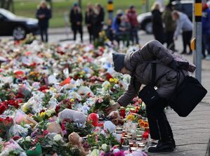 Trauernde legen Blumen vor der Magdeburger Johanniskirche ab. (Archivbild), © Matthias Bein/dpa