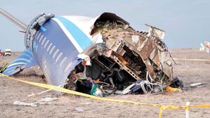 Beim Absturz der Maschine der Azerbaijan Airlines in Kasachstan kamen nach offiziellen Angaben 38 Menschen ums Leben, 29 überlebten teilweise schwer verletzt., © Uncredited/The Administration of Mangystau Region/AP/dpa