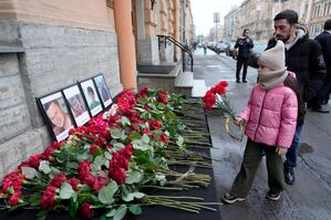 Blumen für die Opfer des Absturzes., © Dmitri Lovetsky/AP/dpa