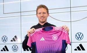 Gewagte Farben? Bundestrainer Julian Nagelsmann präsentierte schon im März das pinkfarbene EM-Trikot des DFB-Teams. (Foto: Archiv) , © Boris Roessler/dpa