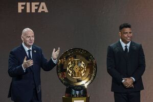 FIFA-Präsident Gianni Infantino und der frühere brasilianische Fußballstar Ronaldo präsentieren bei der Auslosung der Club-WM die Siegertrophäe., © Rebecca Blackwell/AP/dpa