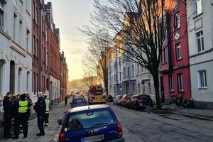 Feuerwehrleute sind zu einem Haus in Herne geeilt, weil Teile der Fassade eingestürzt sind. , © Erwin Pottkieser/dpa