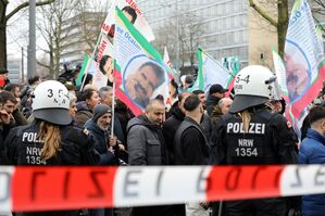 Immer wieder gibt es auch in Deutschland Demonstrationen, auf denen die Freilassung Öcalans gefordert wird, wie hier im Februar in Köln. (Archivbild), © Sascha Thelen/dpa