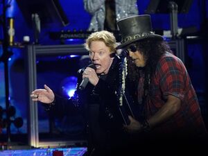 Sie werden Wacken rocken: Axl Rose (l) und Gitarrist Slash von der Band Guns N' Roses. (Archivbild), © Yui Mok/PA Wire/dpa