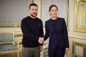 Baerbock (l.) gehört zu den treuesten Unterstützern des ukrainischen Präsidenten Selenskyj. (Archivbild), © Uncredited/Ukrainian Presidential Press Office/dpa