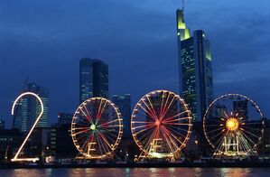 Vor 25 Jahren - Ende 1999 - bildeten eine große Stahl-«2» und drei Riesenräder in Frankfurt/Main die Jahreszahl «2000». (Archivbild), © Arne Dedert/dpa