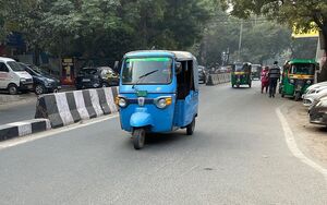 Auf Indiens Straßen machen die Ape den Tuk-Tuks jetzt schon Konkurrenz. (Archivbild), © Dirk Godder/dpa