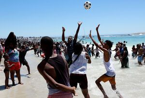 Sommer, Sonne, Spaß: An Neujahr ist in Südafrika Urlaubslaune angesagt (Archivbild)., © Nardus Engelbrecht/AP/dpa