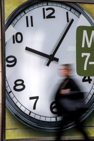 Die Zeit kann rennen - oder sich ziehen. (Symbolbild), © Sina Schuldt/dpa