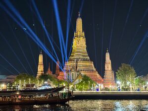 Der Tempel Wat Arun in Bangkok ist für Silvesterfeierlichkeiten in besonderem Licht angestrahlt., © Carola Frentzen/dpa