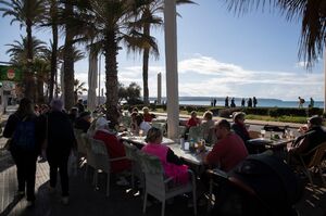 Gut besucht ist bei sonnigem Wetter eine Bar am Strand von Arenal auf Mallorca., © Clara Margais/dpa