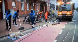 Das große Aufräumen nach der Silvesterparty läuft., © Julian Stratenschulte/dpa