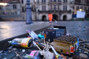 Die meisten Feiern blieben friedlich, in manchen Fällen hatte die Böllerei aber schlimme Folgen., © Robert Michael/dpa