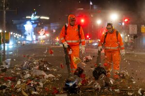 Der Rest vom Fest - hier machen sich Berliner Reinigungskräfte ans Werk., © Soeren Stache/dpa