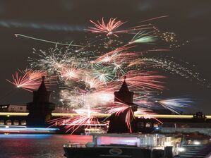 Ein buntes Feuerwerk gab es in Berlin., © Paul Zinken/dpa