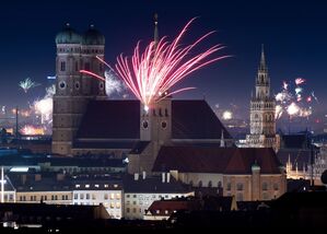 Wie in München wurde vielerorts ein Feuerwerk gezündet., © Sven Hoppe/dpa