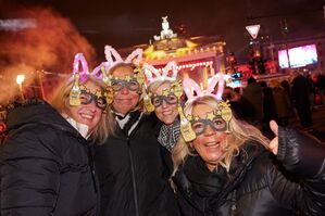 Vor dem Brandenburger Tor in Berlin steigt Deutschlands größte Silvesterparty., © Joerg Carstensen/dpa