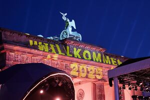 «Willkommen 2025» steht bei der Probe zur ZDF-Show am Brandenburger Tor., © Joerg Carstensen/dpa