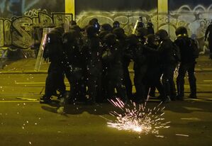 Auch das war Silvester: Angriffe auf die Polizei wie hier in Leipzig., © Sebastian Willnow/dpa