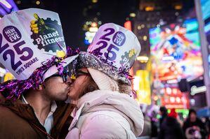 Ein liebevolles neues Jahr wünscht sich dieses Paar in New York. , © Stefan Jeremiah/AP/dpa