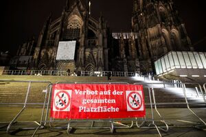 Rund um den Kölner Dom hatte die Polizei eine Böllerverbotszone eingerichtet., © Christoph Reichwein/dpa