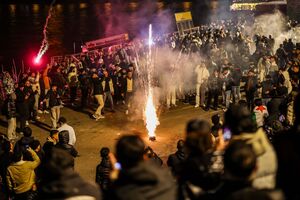 Silvester in Düsseldorf: Männer zündeten in der Böllerverbotszone in der Altstadt Feuerwerk., © Christoph Reichwein/dpa