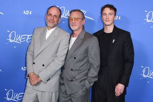 Die Schauspieler Luca Guadagnino (l-r), Daniel Craig und Drew Starkey bei der Filmpremiere von "Queer"., © Richard Shotwell/Invision/AP/dpa