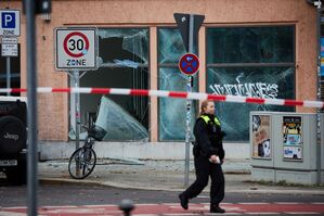 Der Einsatz von Kugelbomben verursachte Schäden und besorgt viele Menschen. , © Jörg Carstensen/dpa