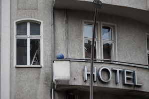 Etliche Fensterscheiben gingen zu Bruch. , © Jörg Carstensen/dpa