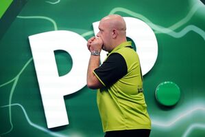 Van Gerwen dominiert im Halbfinale., © Zac Goodwin/PA Wire/dpa