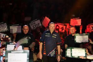 Verließ den Ally Pally schwer geschlagen: Ex-Weltmeister Raymond van Barneveld., © Zac Goodwin/PA Wire/dpa