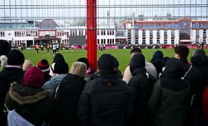 Die Fans wollen sich das Training des FC Bayern nicht entgehen lassen., © Sven Hoppe/dpa