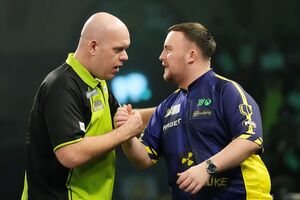 Geben sich die Hand: Van Gerwen und Littler., © Zac Goodwin/PA Wire/dpa