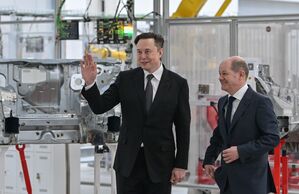 Musk (l) und Scholz während der Eröffnung der Tesla-Fabrik in Grünheide. (Archivbild), © Patrick Pleul/dpa/POOL/dpa