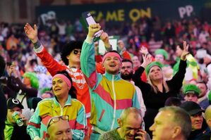 Die Fans genießen die Show von Littler und van Gerwen., © Zac Goodwin/PA Wire/dpa