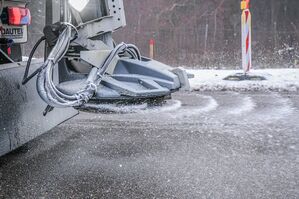 Ein Streufahrzeug auf der A7 im Einsatz. Laut Deutschem Wetterdienst sind Glatteis und starke Verkehrsbehinderungen zu erwarten., © Jason Tschepljakow/dpa