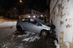 In Oberfranken war dieses Auto mit solcher Wucht gegen eine Hauswand gekracht, dass das leerstehende Gebäude jetzt mit einer Stützkonstruktion gesichert werden muss., © Steffen Ittig/NEWS5/dpa