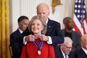 Auch der früheren US-Außenministerin Hillary Clinton legte Biden die Medaille um., © Manuel Balce Ceneta/AP/dpa