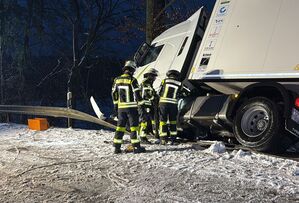 Ein Lkw war im bayerischen Aiglsbach auf vereister Straße von der Fahrbahn abgekommen., © Schmelzer/vifogra/dpa