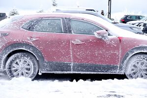 Ein mit Frost überzogenes parkendes Auto auf dem Fichtelberg. Zahlreiche Urlauber haben den Schneefall am Ende der Weihnachtsferien für den Wintersport genutzt., © Sebastian Willnow/dpa