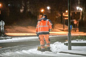 Winterdienst in Aalen: Auch die Fußgängerwege werden von Schnee befreit., © Jason Tschepljakow/dpa