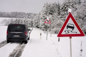 Auch in der Eifel in der Nähe des Nürburgrings waren die Straßen verschneit., © Thomas Frey/dpa