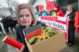 Eine Aktivistin demonstriert mit einer Maske von Bundesinnenministerin Nancy Faeser., © Sebastian Christoph Gollnow/dpa