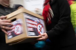 Die symbolische Kiste mit der Petition., © Sebastian Christoph Gollnow/dpa