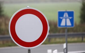 Ein Sturmtief hat in NRW für zahlreiche Verkehrsbehinderungen gesorgt. (Symbolbild), © Bernd Wüstneck/dpa-Zentralbild/dpa