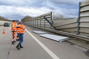 Auf der Autobahn 560 ging wegen der umgewehten Lärmschutzwand nichts mehr. , © Marius Fuhrmann/dpa