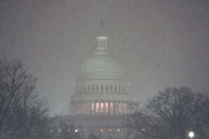 Ein Schneesturm hatte die US-Hauptstadt und das Kapitol über Nacht in Weiß gehüllt. , © Matt Rourke/AP/dpa